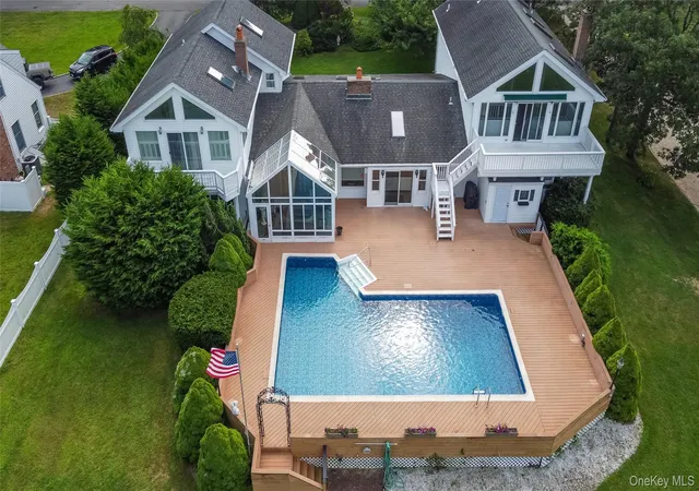 Photo 3 of Single family home for sale at 20 Oak Ln, Southampton, NY 11946 | MLS# 847747 | Listing updated on 2026-09-12