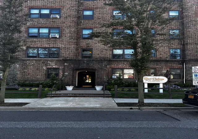 Condo for sale at 141 Wyckoff Pl #1F, Woodmere, NY 11598 | MLS# 880798