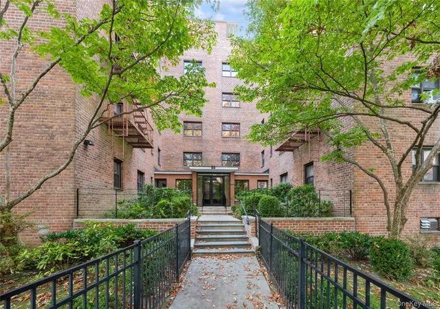 Photo 2 of Sale Pending at 50 White Oak St #1E, New Rochelle, NY 10801 | MLS# 931008 | Listing updated on 2026-09-12