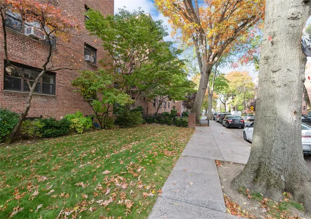 Photo 3 of Sale Pending at 50 White Oak St #1E, New Rochelle, NY 10801 | MLS# 931008 | Listing updated on 2026-09-12