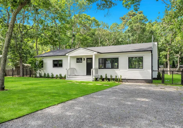 Photo 2 of Single family home for sale at 10 Shinnecock Ln, Southampton, NY 11946 | MLS# 936625 | Listing updated on 2026-09-15