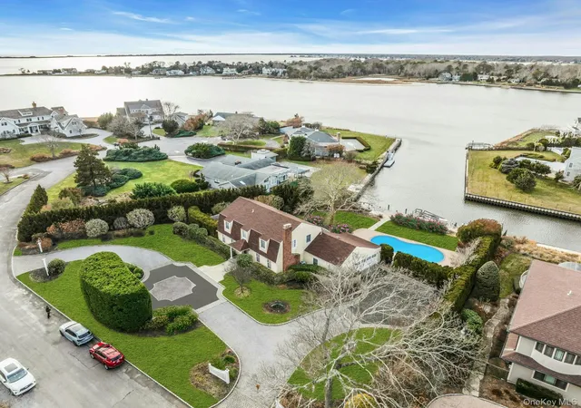 Photo 1 of Single family home for sale at 26 Oak Ln, Southampton, NY 11946 | MLS# 949149 | Listing updated on 2026-09-12