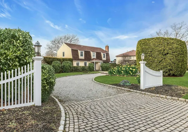 Photo 2 of Single family home for sale at 26 Oak Ln, Southampton, NY 11946 | MLS# 949149 | Listing updated on 2026-09-12