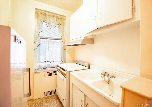 Photo 3 of Sale Pending at 3321 Bruckner Blvd #4M, Bronx, NY 10461 | MLS# 963532 | Listing updated on 2026-09-10