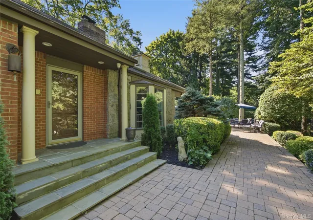 Photo 3 of Single family home for sale at 1017 Friendly Rd, Oyster Bay, NY 11771 | MLS# 967360 | Listing updated on 2026-09-14