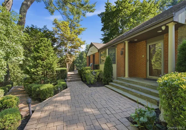 Photo 4 of Single family home for sale at 1017 Friendly Rd, Oyster Bay, NY 11771 | MLS# 967360 | Listing updated on 2026-09-14