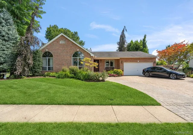 Photo 2 of Sale Pending at 9 Defeo Ct, Babylon, NY 11729 | MLS# 969163 | Listing updated on 2026-09-12