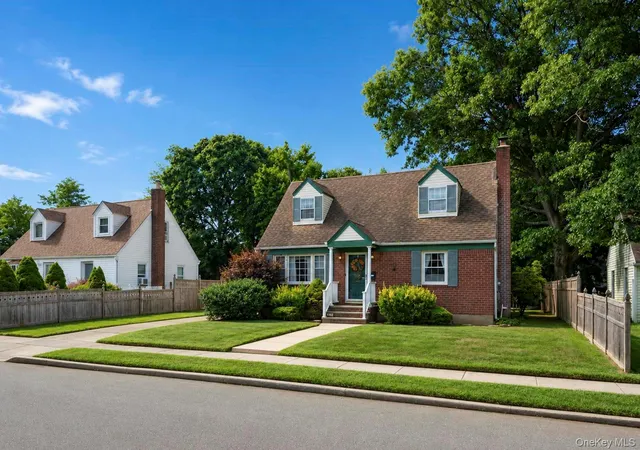 Photo 3 of Sale Pending at 44 Maple Dr, Babylon, NY 11701 | MLS# 978336 | Listing updated on 2026-09-10