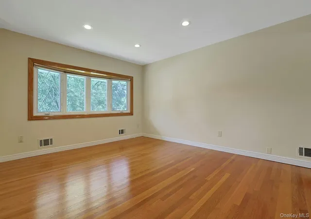 Photo 4 of Sale Pending at 19 Von Beaste Ln, Clarkstown, NY 10920 | MLS# 981324 | Listing updated on 2026-09-10