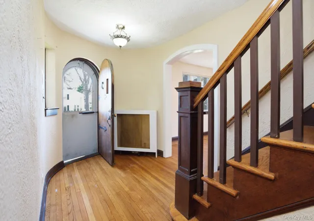 Photo 3 of Single family home for sale at 5 Seymour Pl, White Plains, NY 10605 | MLS# 983542 | Listing updated on 2026-09-11