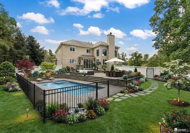 Photo 3 of Single family home for sale at 31 Greenwich Ave, Woodbury, NY 10917 | MLS# 983984 | Listing updated on 2026-09-18