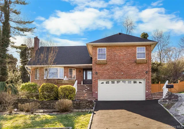 Photo 1 of Single family home for sale at 39 Oakdale Rd, North Hempstead, NY 11577 | MLS# 985048 | Listing updated on 2026-09-13
