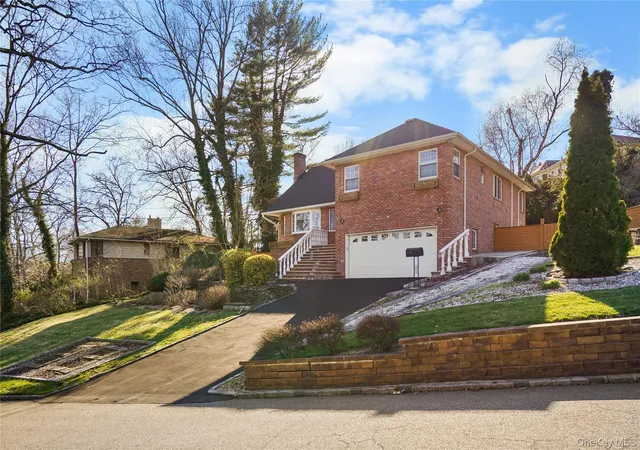 Photo 2 of Single family home for sale at 39 Oakdale Rd, North Hempstead, NY 11577 | MLS# 985048 | Listing updated on 2026-09-13