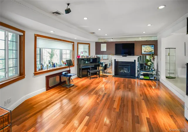 Photo 3 of Single family home for sale at 39 Oakdale Rd, North Hempstead, NY 11577 | MLS# 985048 | Listing updated on 2026-09-13
