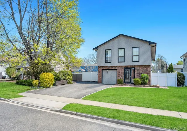 Photo 2 of Sale Pending at 41 Oakley Ave, Oyster Bay, NY 11758 | MLS# 986147 | Listing updated on 2026-09-11