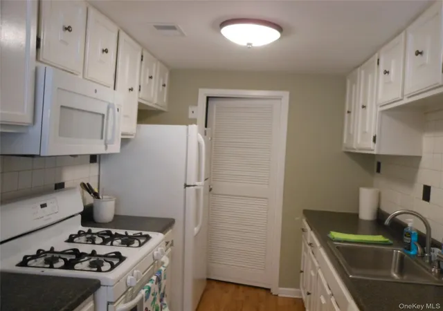 Listing Photo 4 - Condo for sale in building located at 86 Birchwood Rd, Brookhaven, NY 11763 - Unit #402