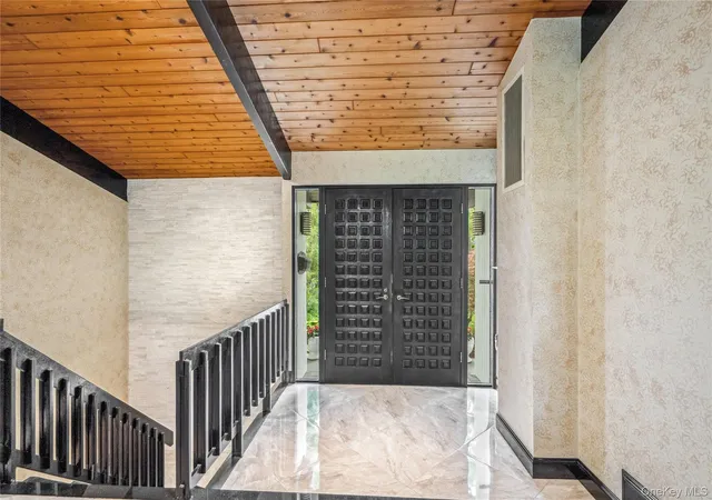 Photo 3 of Single family home for sale at 27 Parkway Dr, North Hempstead, NY 11577 | MLS# 995750 | Listing updated on 2026-09-13