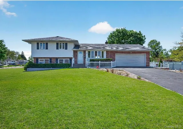 Photo 1 of Single family home for sale at 8 Whitebirch Ln, Smithtown, NY 11725 | MLS# 996494 | Listing updated on 2026-09-13