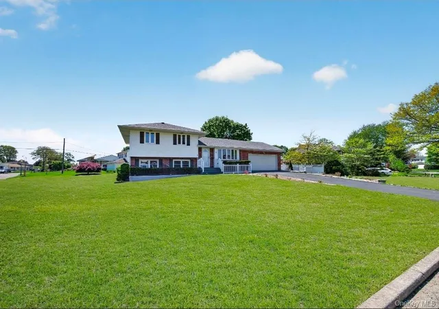 Photo 3 of Single family home for sale at 8 Whitebirch Ln, Smithtown, NY 11725 | MLS# 996494 | Listing updated on 2026-09-13