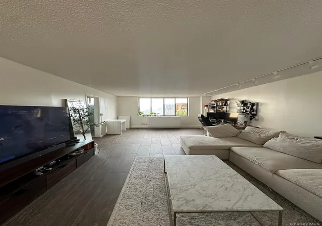 Photo 3 of Condo for sale at 1 Bay Clb Dr #3L, Bayside, NY 11360 | MLS# 997993 | Listing updated on 2026-10-01