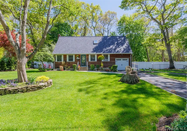 Photo 3 of Single family home for sale at 8 Loretta Ct, Brookhaven, NY 11727 | MLS# 998168 | Listing updated on 2026-09-14