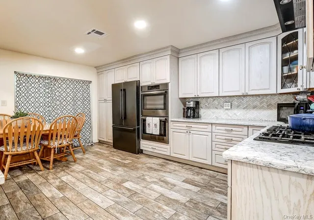 Listing Photo 5 - Condo for sale in building located at 25 Vlg Cvs, Warwick, NY 10990