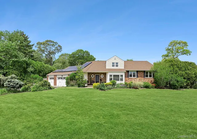 Photo 2 of Single family home for sale at 9 Dove Ln, Bay Shore, NY 11706 | MLS# 1001324 | Listing updated on 2026-09-14