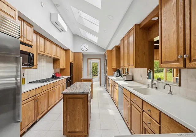 Photo 3 of Single family home for sale at 9 Dove Ln, Bay Shore, NY 11706 | MLS# 1001324 | Listing updated on 2026-09-14
