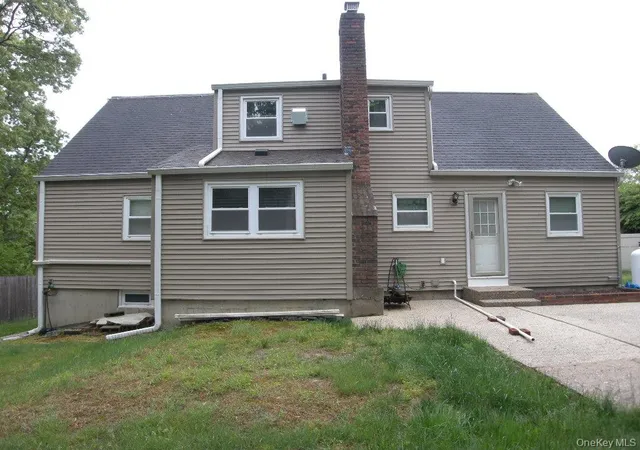 Photo 3 of Sale Pending at 43 Washington Hts St, Brookhaven, NY 11784 | MLS# 1002269 | Listing updated on 2026-09-11
