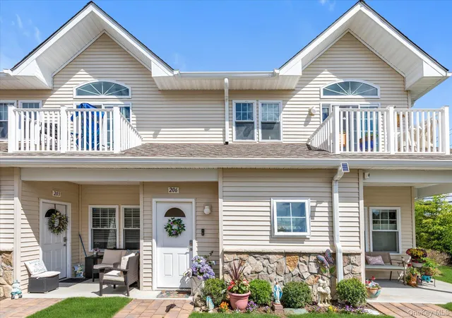 Condo for sale at 206 Anchor Ct, Babylon, NY 11726 | MLS# 1004792
