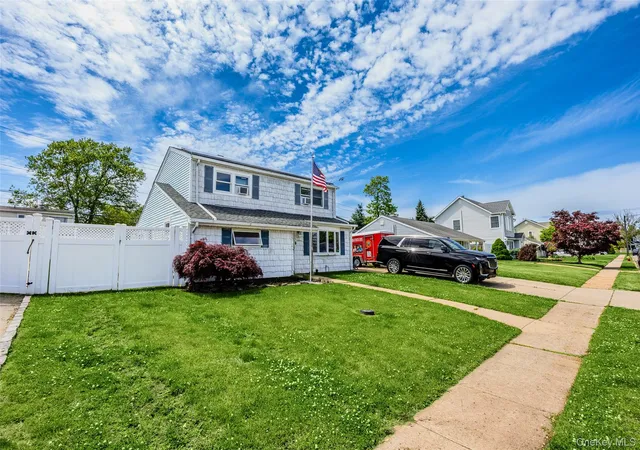 Photo 2 of Sale Pending at 4236 Clarissa Rd, Oyster Bay, NY 11714 | MLS# 1006275 | Listing updated on 2026-09-15