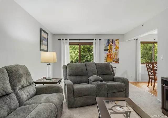 Listing Photo 5 - Condo for sale in building located at 10 Oakwood Ter, New Windsor, NY 12553 - Unit #107
