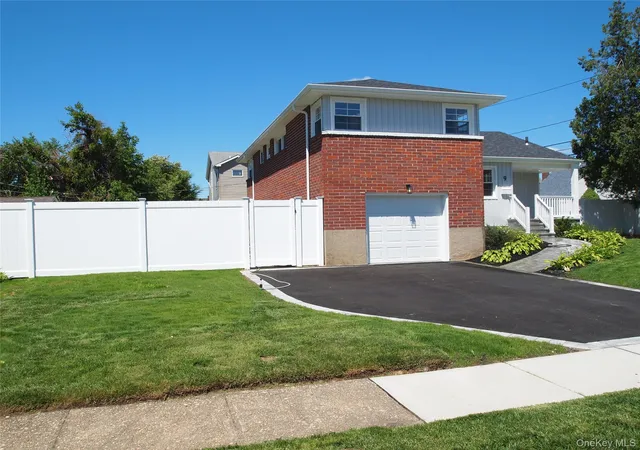 Photo 3 of Single family home for sale at 9 N Walnut Pl, Massapequa, NY 11758 | MLS# 1007419 | Listing updated on 2026-09-15