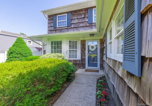 Photo 3 of Sale Pending at 29 Beaumont Ln, Lake Grove, NY 11755 | MLS# 1007860 | Listing updated on 2026-09-11