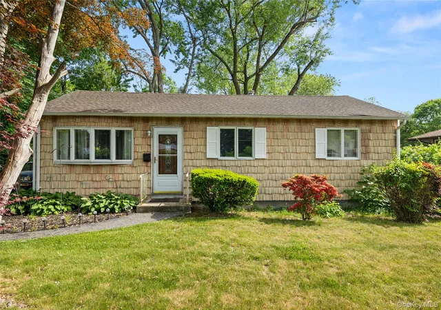 Photo 1 of Single family home for sale at 70 E Lakeland St, Islip, NY 11706 | MLS# 1007871 | Listing updated on 2026-09-14