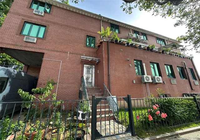 Photo 4 of House for sale at 6111 159th Street, Fresh Meadows, NY 11365 | MLS# 1008145 | Listing updated on 2026-09-14
