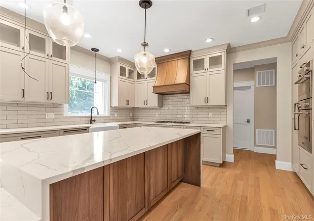 Photo 2 of Single family home for sale at 22 Northern Pkwy E, Oyster Bay, NY 11803 | MLS# 1008163 | Listing updated on 2026-09-13