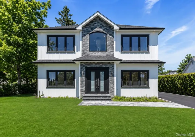 Photo 3 of Single family home for sale at 118 W Cherry St, Oyster Bay, NY 11801 | MLS# 1008430 | Listing updated on 2026-09-15