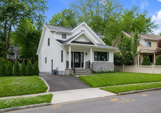 Single family home for sale at 6 Burbury Ln, North Hempstead, NY 11023 | MLS# 1009555