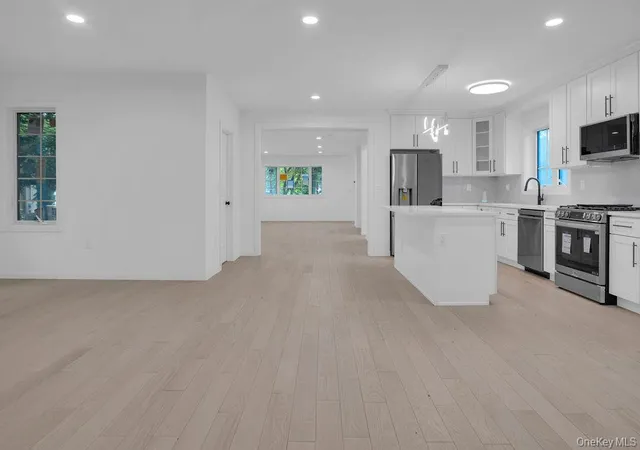 Photo 2 of Single family home for sale at 6 Burbury Ln, North Hempstead, NY 11023 | MLS# 1009555 | Listing updated on 2026-09-14