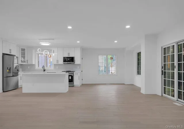 Photo 3 of Single family home for sale at 6 Burbury Ln, North Hempstead, NY 11023 | MLS# 1009555 | Listing updated on 2026-09-14