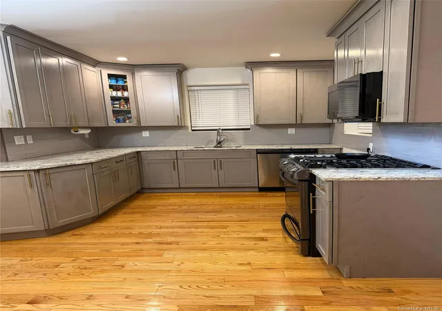 Photo 3 of Sale Pending at 20507 Murdock Ave, Saint Albans, NY 11412 | MLS# 1009816 | Listing updated on 2026-09-09