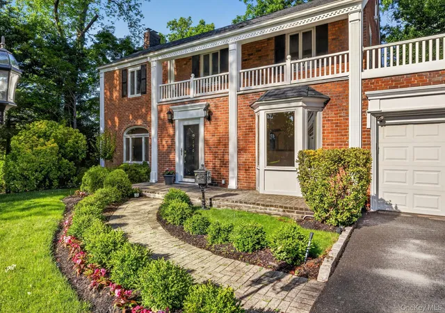 Photo 2 of Single family home for sale at 190 Sussex Dr, Manhasset, NY 11030 | MLS# 1010365 | Listing updated on 2026-09-13