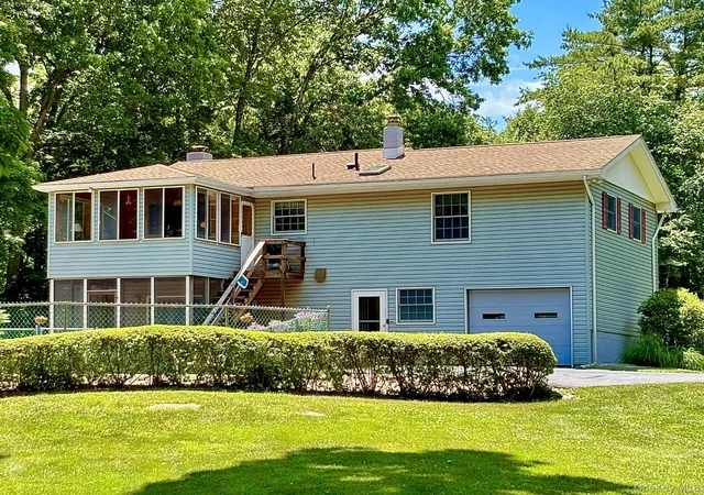 Photo 3 of Sale Pending at 6 Kipsbergen Dr, Rhinebeck, NY 12572 | MLS# 1011291 | Listing updated on 2026-10-03