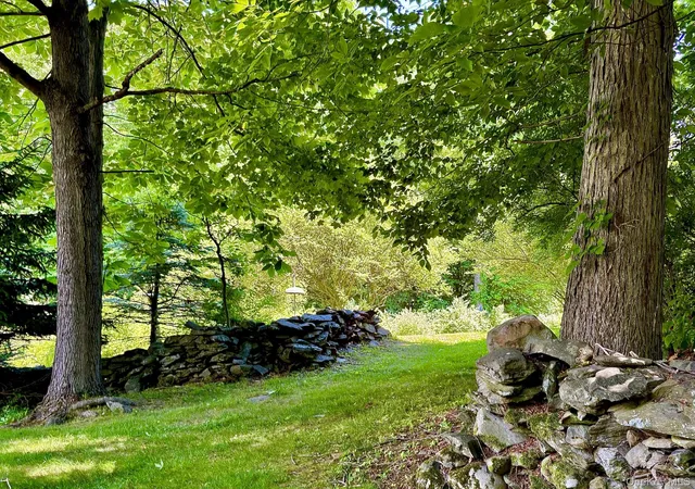 Photo 4 of Sale Pending at 6 Kipsbergen Dr, Rhinebeck, NY 12572 | MLS# 1011291 | Listing updated on 2026-10-03