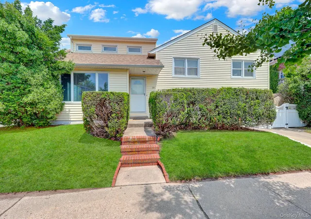 Photo 3 of Single family home for sale at 335 E State St, Long Beach, NY 11561 | MLS# 1012542 | Listing updated on 2026-09-11