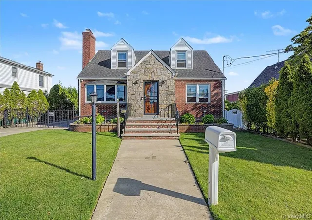 Single family home for sale at 465 Washington Pl, Mineola, NY 11501 | MLS# 1012788