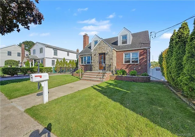 Photo 2 of Single family home for sale at 465 Washington Pl, Mineola, NY 11501 | MLS# 1012788 | Listing updated on 2026-09-13