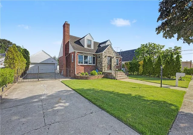 Photo 3 of Single family home for sale at 465 Washington Pl, Mineola, NY 11501 | MLS# 1012788 | Listing updated on 2026-09-13