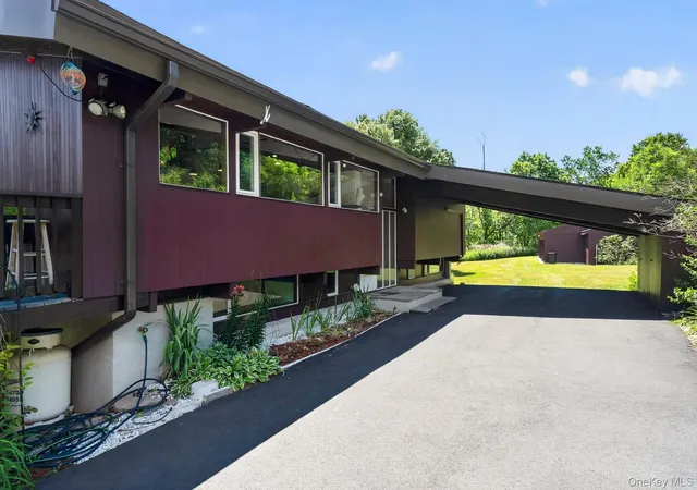 Photo 4 of Single family home for sale at 424 Laroe Rd, Chester Town, NY 10918 | MLS# 1013375 | Listing updated on 2026-10-10